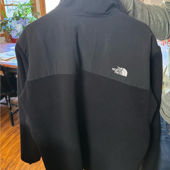 Men’s Northface winter jacket . Excellent shape . - Picture 2 of 4